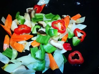 8、多彩龙利鱼丁,加入青红椒