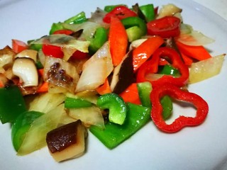 10、多彩龙利鱼丁,翻炒均匀盛出待用