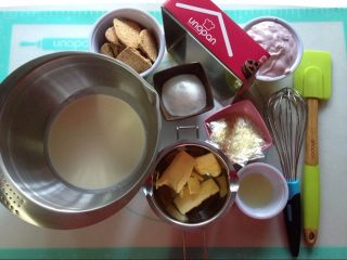 1、蓝莓酸奶慕斯蛋糕（免烤版）,准备好所有的材料，黄油隔水融化