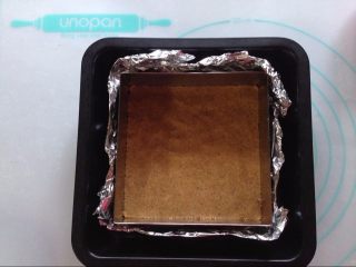 3、蓝莓酸奶慕斯蛋糕（免烤版）,用锡纸将屋诺UN27201方形慕斯圈包好，倒入黄油饼干碎压实，放进冰箱冷藏半个小时