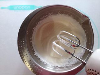 7、蓝莓酸奶慕斯蛋糕（免烤版）,用电动打蛋器将淡奶油打发至5-6分发，出现纹路且流动状态即可