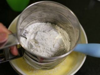 2、芒果班戟,把低筋面粉筛入蛋液中