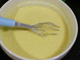 5、芒果班戟,再次搅拌均匀