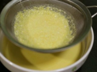 6、芒果班戟,用筛网过滤掉没有融化的低筋面粉