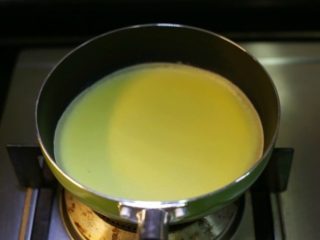 10、芒果班戟,用小火慢慢加热直表皮成型能后斯下