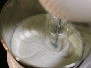 14、芒果班戟,加入白砂糖，喜欢甜的可多加一点，太多会腻的哦，打发至浓稠