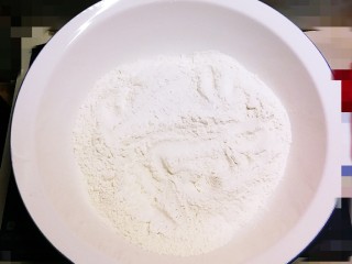 1、葱香油酥饼,中筋面粉准备好