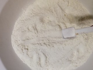 2、葱香油酥饼,放入盐 增加韧性