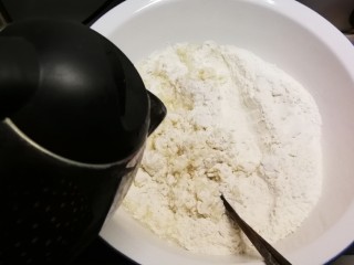 3、葱香油酥饼,三分之二用开水和面