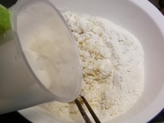 4、葱香油酥饼,三分之一用凉水和面