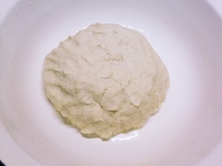 5、葱香油酥饼,冷热面混合在一起  揉成软软的面团