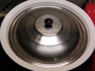 6、葱香油酥饼,盖上盖子醒面20分钟