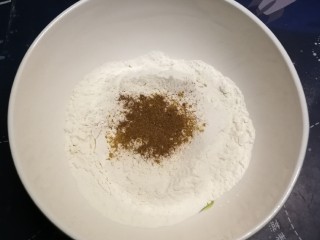 7、葱香油酥饼,醒面时 取一碗 碗中放入80克面粉  椒盐粉  五香粉