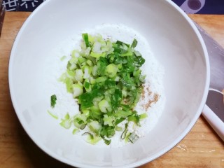8、葱香油酥饼,葱切碎 放入碗里