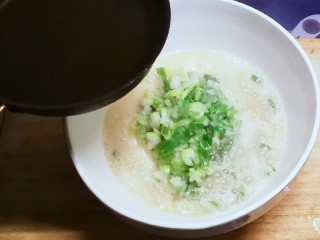 9、葱香油酥饼,花生油加热至有微微的青烟 关火嗞入碗里  制成葱味油酥