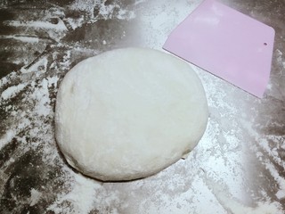 10、葱香油酥饼,将醒好的面团揉光滑