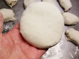 15、葱香油酥饼,将两端封口 整形成一个小圆饼 