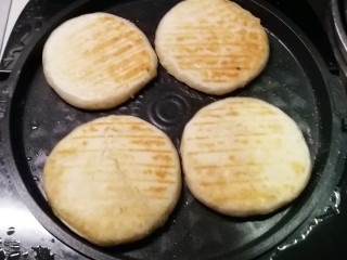 16、葱香油酥饼,煎烤机刷一层薄油  放入饼胚 上下火 烙至两面金黄即可出锅