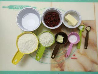 1、蔓越莓手撕包,准备好所有原料。