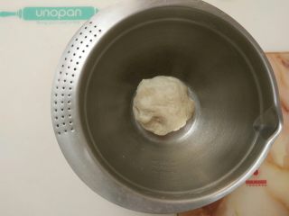 2、蔓越莓手撕包,面团用料中除盐和酵母以外的所有材料大致混和成团 ，没有干粉即可。 酵母放表面，盖上保鲜膜 室温下放置20分钟。
