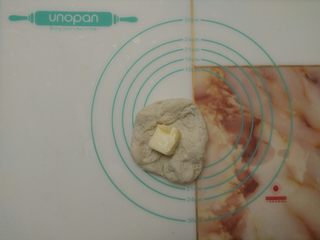 3、蔓越莓手撕包,加入盐揉匀，放入软化的黄油。