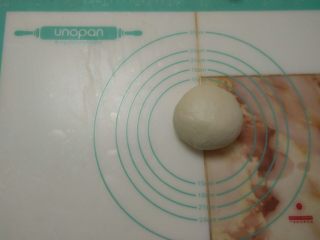 4、蔓越莓手撕包,把黄油揉进面团，揉成光滑的面团。