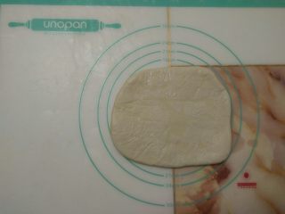 5、蔓越莓手撕包,把面团擀压平整，放入保鲜袋冷冻30分钟。（冻到面团稍变硬但依然有延展性可以擀开。）