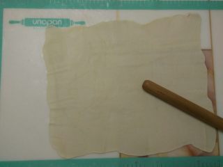 7、蔓越莓手撕包,擀成薄片，用双手辅助拉伸开，注意不要将面团抻破。