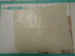 8、蔓越莓手撕包,在表面均匀地抹上夹层用的软化黄油。