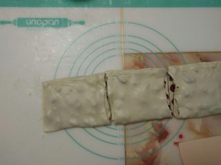 11、蔓越莓手撕包,分别将切好的面团从上边、下边往中间折。将折好的面团放冰箱冷冻15分钟。