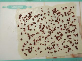 9、蔓越莓手撕包,撒上切碎的蔓越莓干。