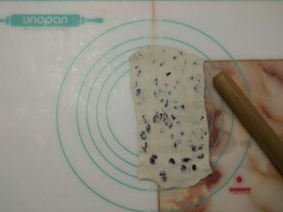 12、蔓越莓手撕包,取出冷冻好的面团，纵向摆放，用擀面杖稍微擀薄。