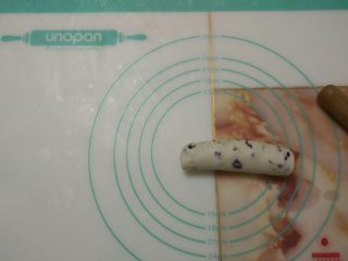 13、蔓越莓手撕包,由下至上卷成卷，其它两个面团依次操作。