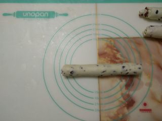 14、蔓越莓手撕包,取一个面团，从中间向两边稍微搓长。