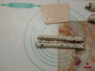 15、蔓越莓手撕包,从中间纵切成两半，其余面团依次操作。