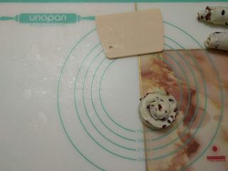 16、蔓越莓手撕包,取一半稍微抻长，切面向往卷起来。