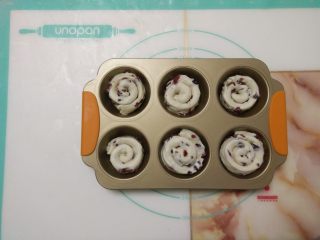 17、蔓越莓手撕包,全部卷后放入模具中。