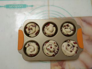 18、蔓越莓手撕包,放入湿润密闭的环境中（低于28度）发酵至两倍大。