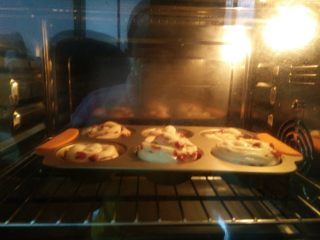 19、蔓越莓手撕包,放入预热好的烤箱，180度烤25分钟。