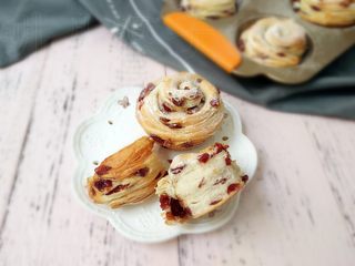 21、蔓越莓手撕包,表面撒上糖粉装饰。