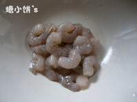 1、海鲜咖喱饭搭配玉米甜奶油,虾仁洗净去虾线。用一些淀粉和少许白兰地浆制一下