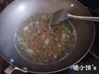 6、海鲜咖喱饭搭配玉米甜奶油,加入水和冻豌豆粒。水开后转小火炖30分钟