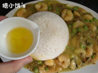 12、海鲜咖喱饭搭配玉米甜奶油,装盘。在饭上浇一些玉米味甜奶油配食