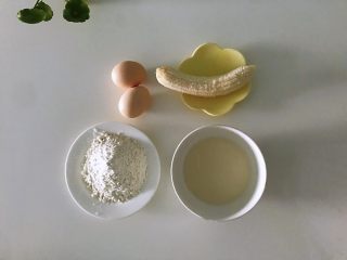 1、香蕉松饼的健康做法,准备好食材。