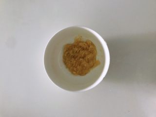 2、香蕉松饼的健康做法,香蕉压成泥。