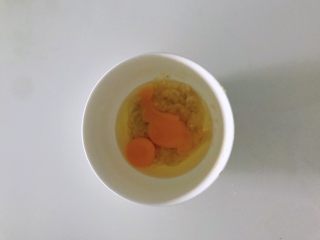 3、香蕉松饼的健康做法,打入鸡蛋。