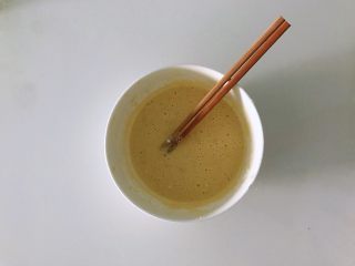 7、香蕉松饼的健康做法,搅匀，静置10分钟。