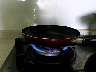 8、香蕉松饼的健康做法,将不粘锅加热。