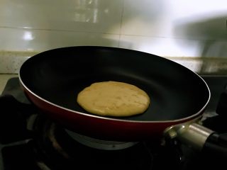 9、香蕉松饼的健康做法,调小火，不用放油，舀入一大勺面糊，待面糊表面起泡，即可翻面。