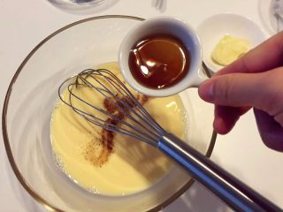 5、法式吐司砂锅（Casserole ）,倒入枫糖搅拌均匀备用